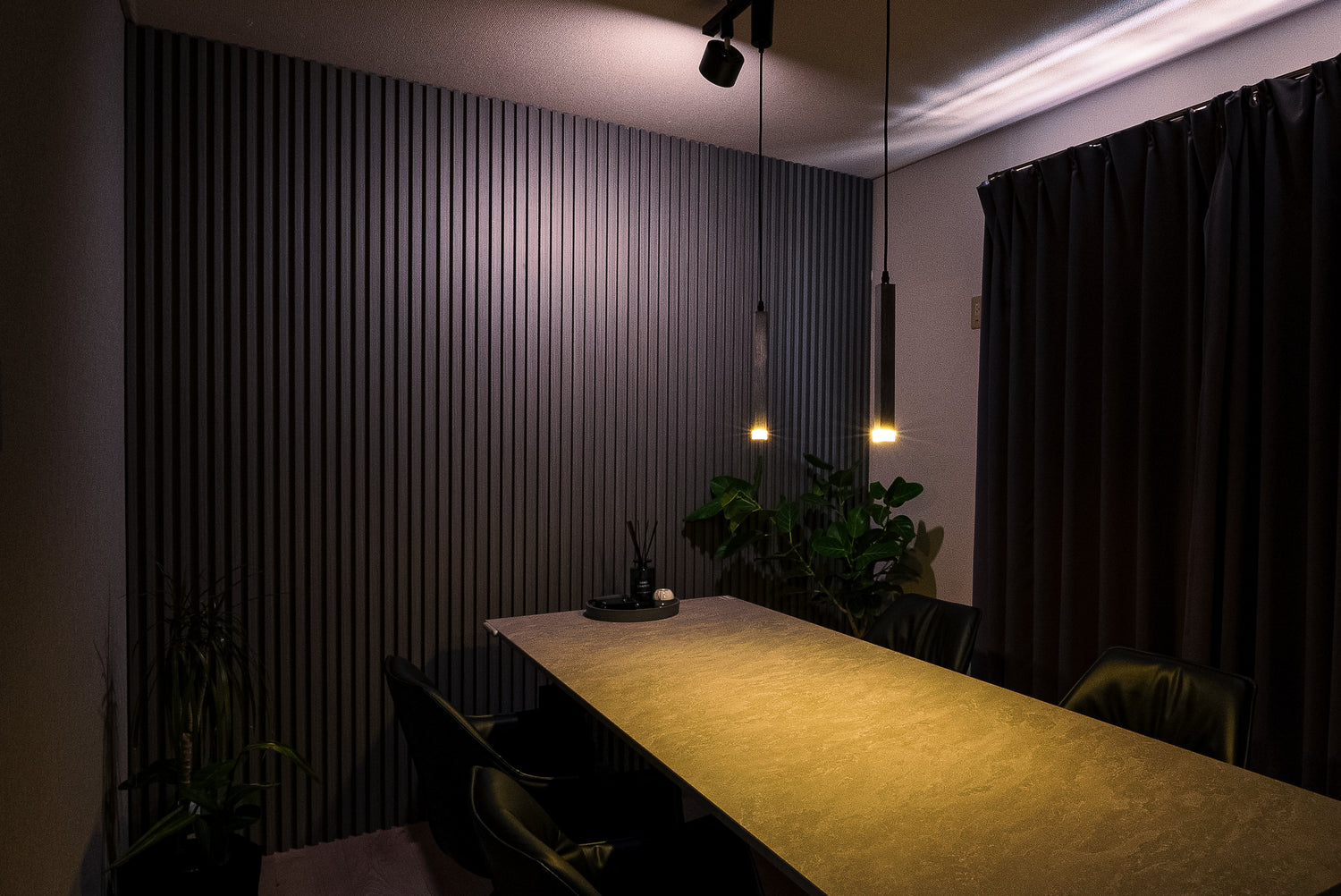 Modern Blackの3D Wall Panelを使った部屋の写真。大きなテーブルと照明が印象的なインテリア。